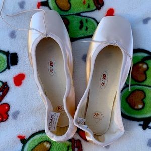 R Class RC-30 Pointe Shoe